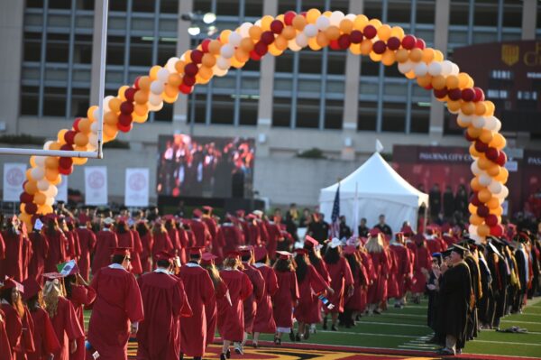 Sinh viên Pasadena City College tại lễ tốt nghiệp ở Pasadena, California, vào ngày 14/06/2019. (Ảnh: Robyn Beck/AFP/Getty Images)