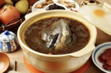 Bốn công thức nấu canh gà không những mang lại hương vị thơm ngon cho gia đình mà còn có công dụng chống bạc tóc và  dưỡng khí huyết.