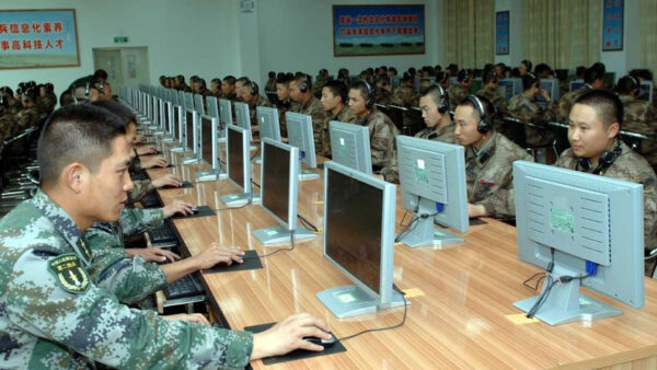 Binh sĩ Trung Quốc làm việc trên máy điện toán. Các cuộc tấn công mạng từ Trung Quốc vẫn tiếp tục bất chấp các cam kết ngăn chặn của ĐCSTQ. (Ảnh: mil.huanqiu.com)