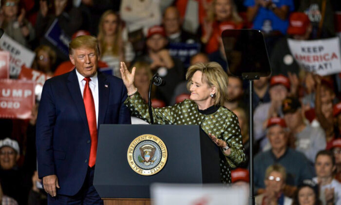 Thượng nghị sĩ Cindy Hyde-Smith (Cộng Hòa-Mississippi) trình bày cùng với Tổng thống Donald Trump trong cuộc vận động tranh cử “Keep America Great” (Giữ nước Mỹ vĩ đại) tại BancorpSouth Arena vào ngày 01/11/2019 ở Tupelo, Mississippi. Ông Trump đang vận động tranh cử ở Mississippi trước cuộc bầu cử thống đốc tiểu bang nơi ông Tate Reeves của Đảng Cộng Hòa đang ở trong một cuộc chạy đua sát nút với ông Jim Hood của Đảng Dân Chủ. Ông Reeves đã thắng cử. (Ảnh: Brandon Dill/Getty Images)