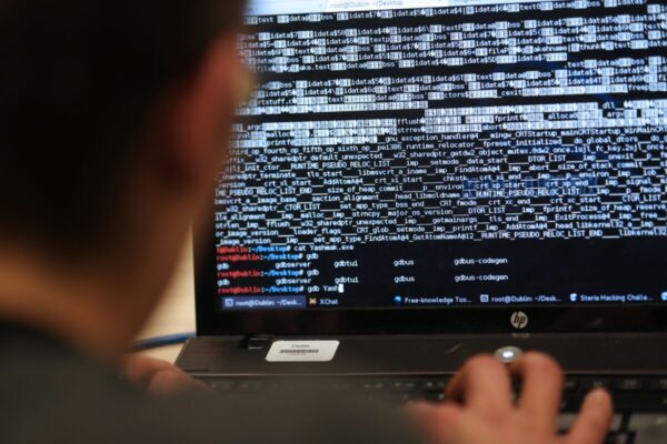 Một sinh viên kỹ thuật tham gia một cuộc thi tấn công mạng gần Paris, vào ngày 16/03/2013. (Ảnh: Thomas Samson/AFP qua Getty Images)