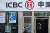 Các khách hàng rời khỏi một chi nhánh của Ngân hàng Công thương Trung Quốc (ICBC) ở Bắc Kinh trong bức ảnh không đề ngày tháng này. (Ảnh: Frederic J. Brown/AFP/Getty Images)