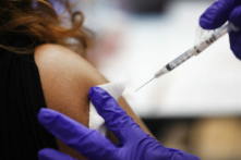 Một y tá đang chích mũi vaccine COVID-19 bổ sung cho một người tại bệnh viện ở Hines, Ill., vào ngày 01/04/2022. (Ảnh: Scott Olson/Getty Images)