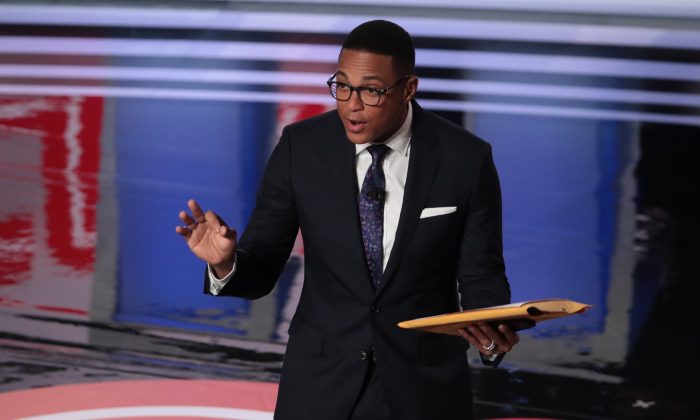 Ông Don Lemon, người điều tiết chương trình của CNN, nói với đám đông tham dự Cuộc tranh luận Tổng thống của Đảng Dân Chủ ở Detroit vào ngày 31/07/2019. (Ảnh: Scott Olson/Getty Images)