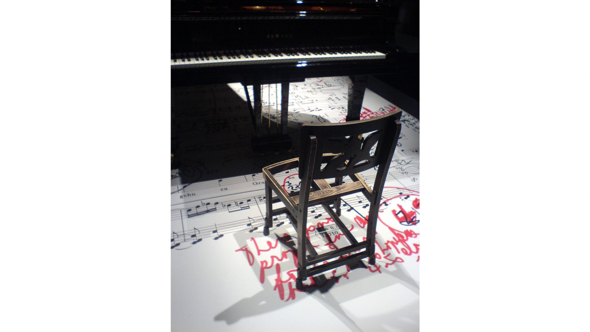 Chiếc ghế cũ kỹ của nghệ sĩ dương cầm Glenn Gould mà ông mang theo khi biểu diễn. (Ảnh: Tài sản công)