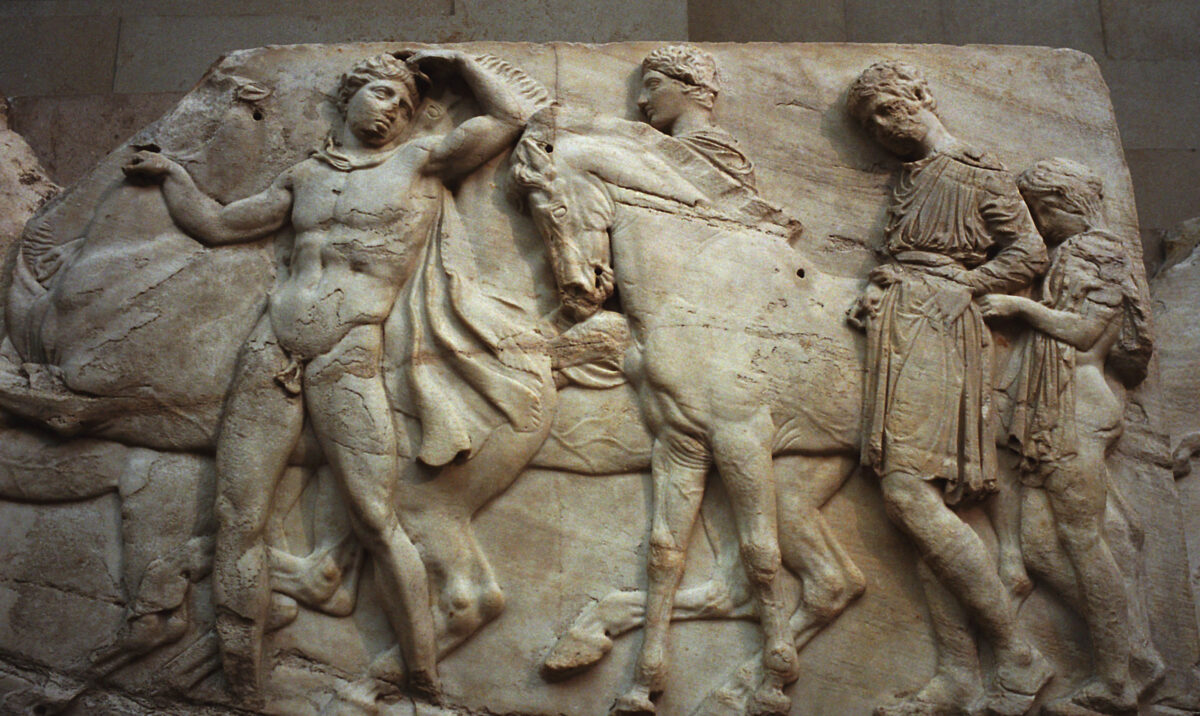 Một bức phù điêu tạo thành một phần của tác phẩm Những Tượng Đá Cẩm Thạch Elgin từ ngôi đền Parthenon ở Athens, Hy Lạp, được trưng bày tại Viện bảo tàng Anh quốc ở London vào ngày 21/01/2002. (Ảnh: Graham Barclay, BWP Media/Getty Images)