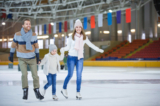 Những chuyến đi chơi buổi chiều vui vẻ, chẳng hạn như đi trượt băng, có thể khiến mọi người háo hức mong đợi trong suốt cả năm. (Ảnh: Về cuộc sống/Shutterstock)