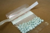 Những viên thuốc được cho là có pha thêm chất fentanyl được trưng bày tại Phòng thí nghiệm của Cục Phòng chống Ma túy Khu vực phía Bắc, ở New York hôm 08/10/2019. (Ảnh: Don Emmert/AFP qua Getty Images)