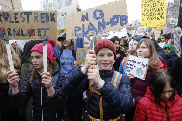 Học sinh tiểu học, trung học, và đại học tập trung trước tòa nhà Nghị viện ở Oslo vào ngày 22/03/2019, để biểu tình vì khí hậu và chống lại các chính trị gia, những người mà họ cho rằng không làm đủ để ngăn chặn biến đổi khí hậu. (Ảnh: Tom Hansen/AFP/Getty Images)