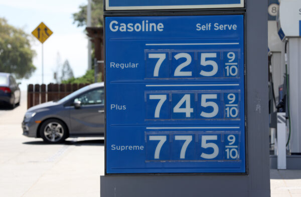 Giá xăng trên 7.00 USD một gallon được niêm yết tại một trạm xăng Chevron ở Menlo Park, California, hôm 25/05/2022. (Ảnh: Justin Sullivan/Getty Images)