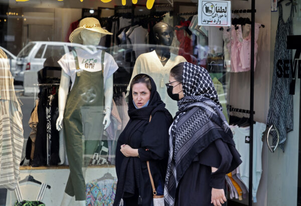 Phụ nữ đội khăn trùm đầu đi bộ gần Quảng trường Tajrish ở thủ đô Tehran của Iran vào ngày 12/07/2022. (Ảnh: Atta Kenare/AFP qua Getty Images)