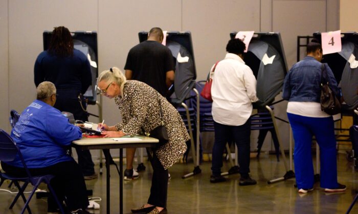 Cử tri bỏ phiếu trong cuộc bầu cử sơ bộ tổng thống của Đảng Dân Chủ ở Houston vào ngày 03/03/2020. (Ảnh: MARK FELIX/AFP/Getty Images)