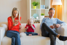 Điều đang làm dấy lên tranh luận trong những năm gần đây là vấn đề cha mẹ nghiện điện thoại di động, bởi vì cha mẹ chơi game hoặc lướt mạng xã hội trong một thời gian dài, họ sẽ bỏ qua những cảm xúc và nhu cầu của con trẻ. (Ảnh: shutterstock）