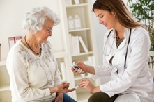 Người phụ nữ lớn tuổi được kiểm tra lượng đường trong máu. (Ảnh: Shutterstock)