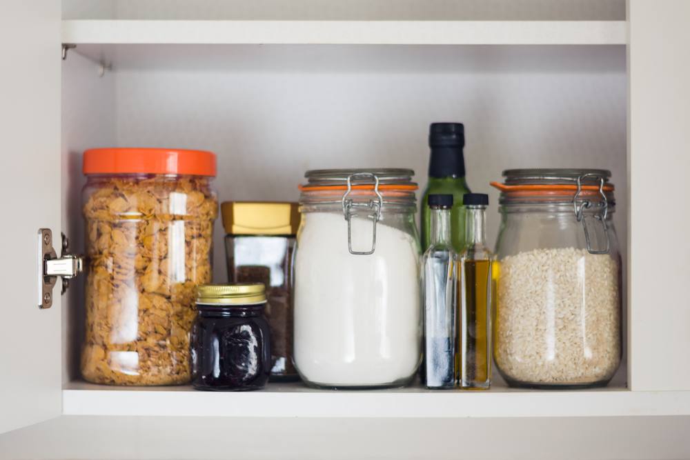 Gia vị và thực phẩm luôn có hạn sử dụng, khi dọn dẹp thực phẩm chúng ta thường sẽ phát hiện rất nhiều thứ đã hết hạn. (Ảnh: Shutterstock）