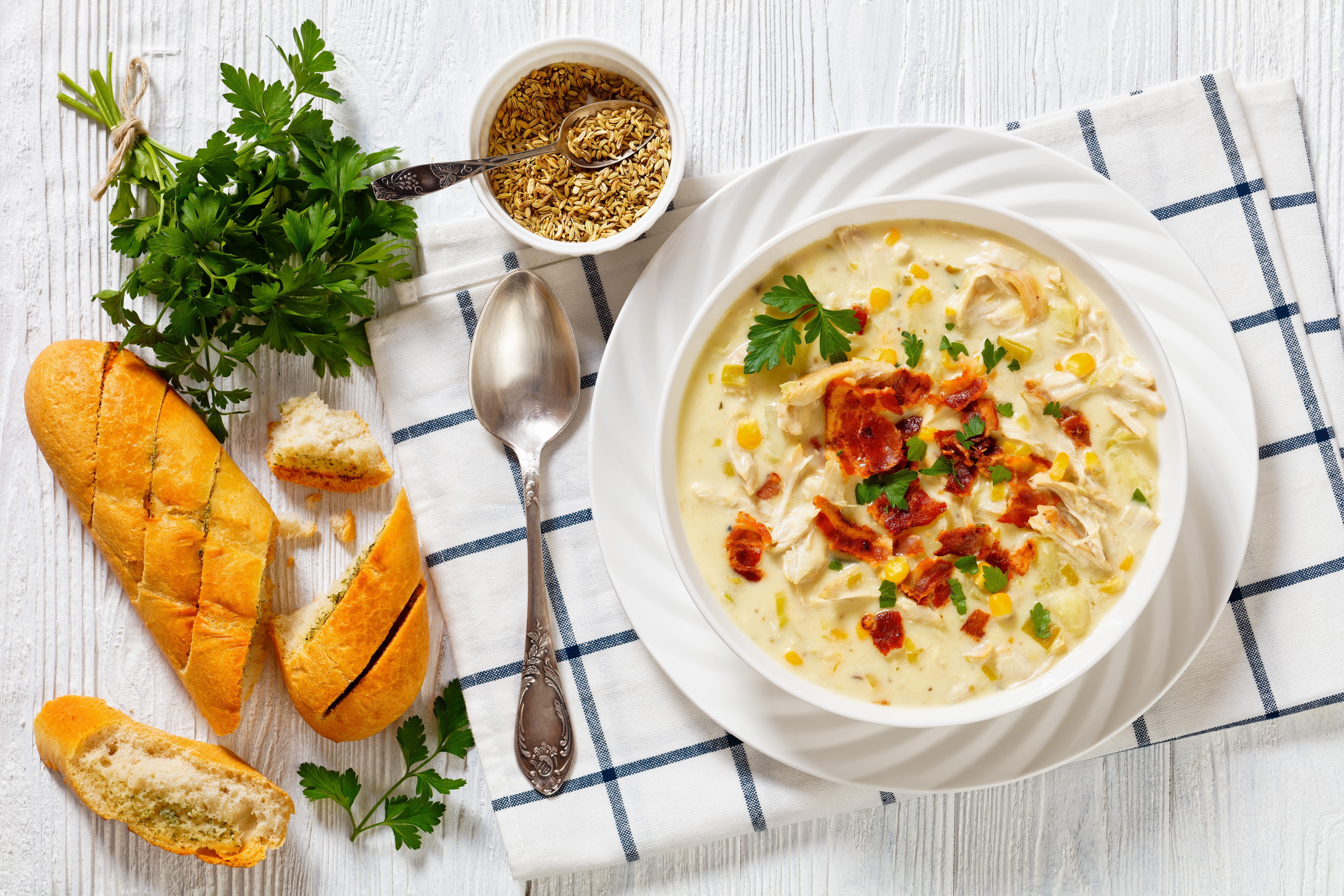 Phần thức ăn còn thừa cũng có thể nấu thành súp đặc, ăn kèm với bánh mì hoặc bánh ngọt để tăng khẩu vị. (Ảnh: Shutterstock)