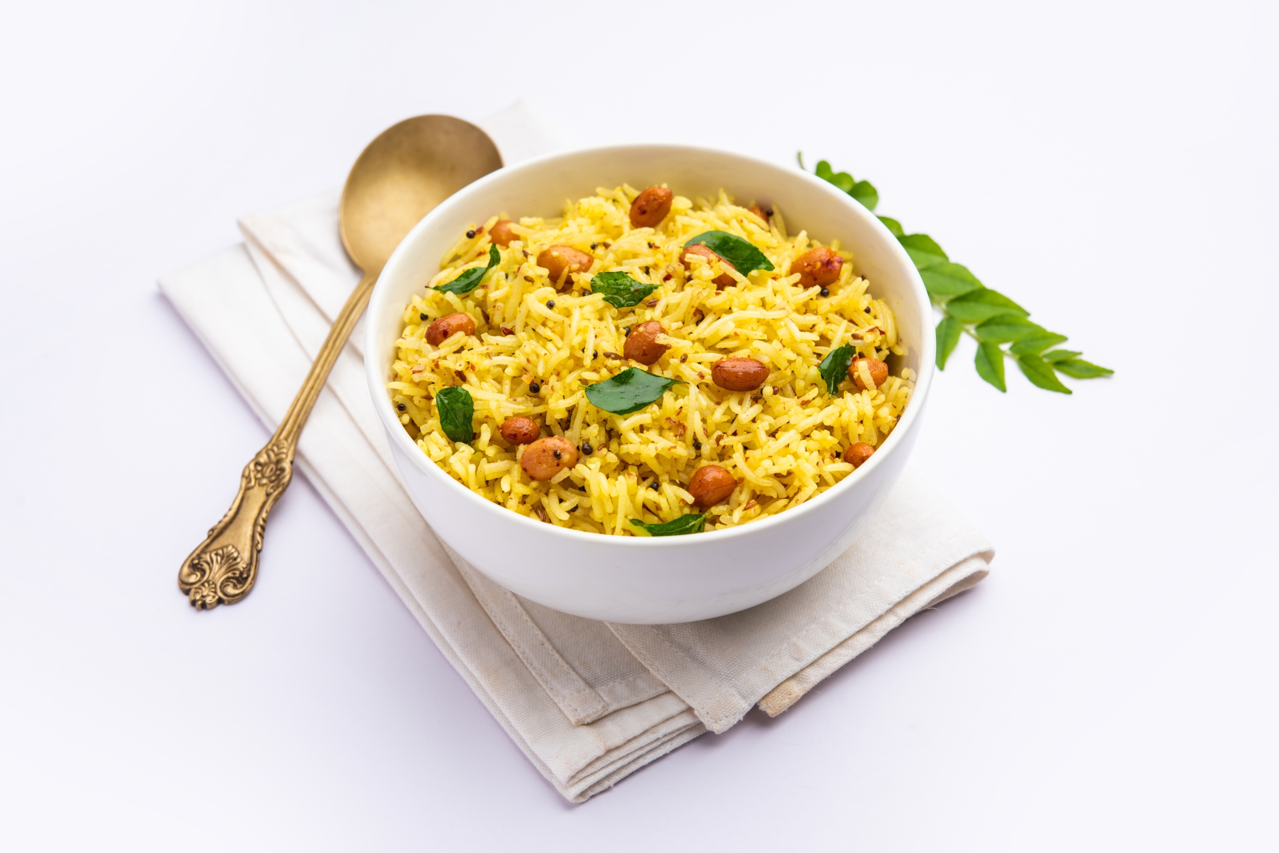Thêm cà ri và các gia vị khác vào phần cơm còn thừa, nấu thành cơm vàng, cơm lứt v.v., dù không có đồ ăn kèm cũng rất ngon. (Ảnh: Shutterstock)