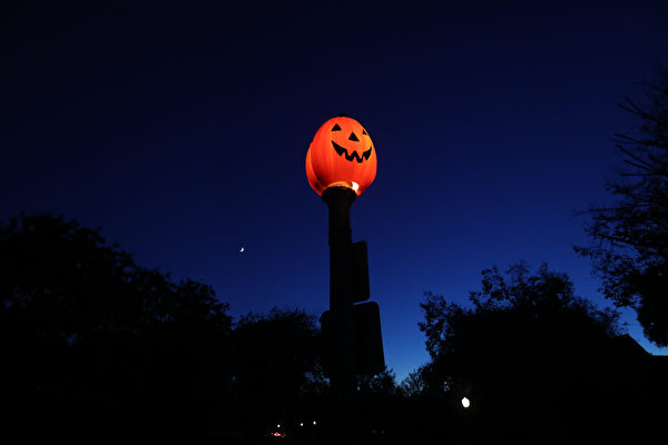 Đèn trang trí lễ hội Halloween gần Công viên Hancock ở Los Angeles, California, vào ngày 29/10/2022. (Ảnh: David Swanson/AFP)