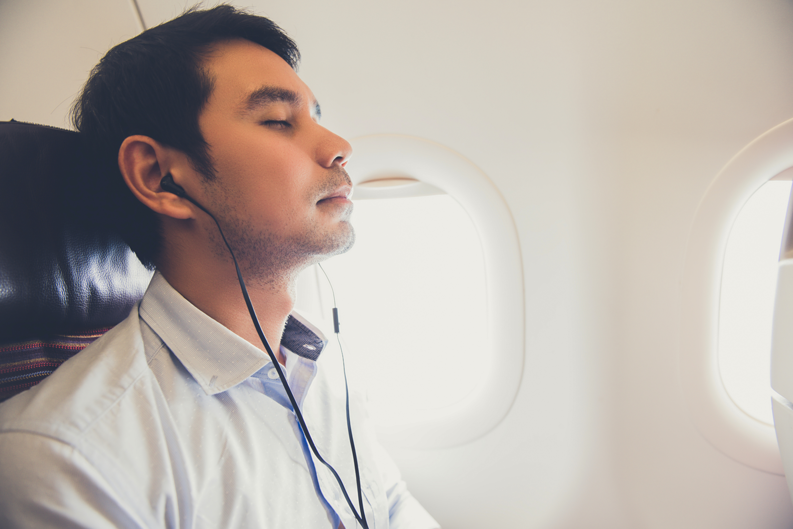Tai nghe khử tiếng ồn cũng là một cách giúp quý vị ngủ dễ hơn. (Ảnh: Shutterstock)