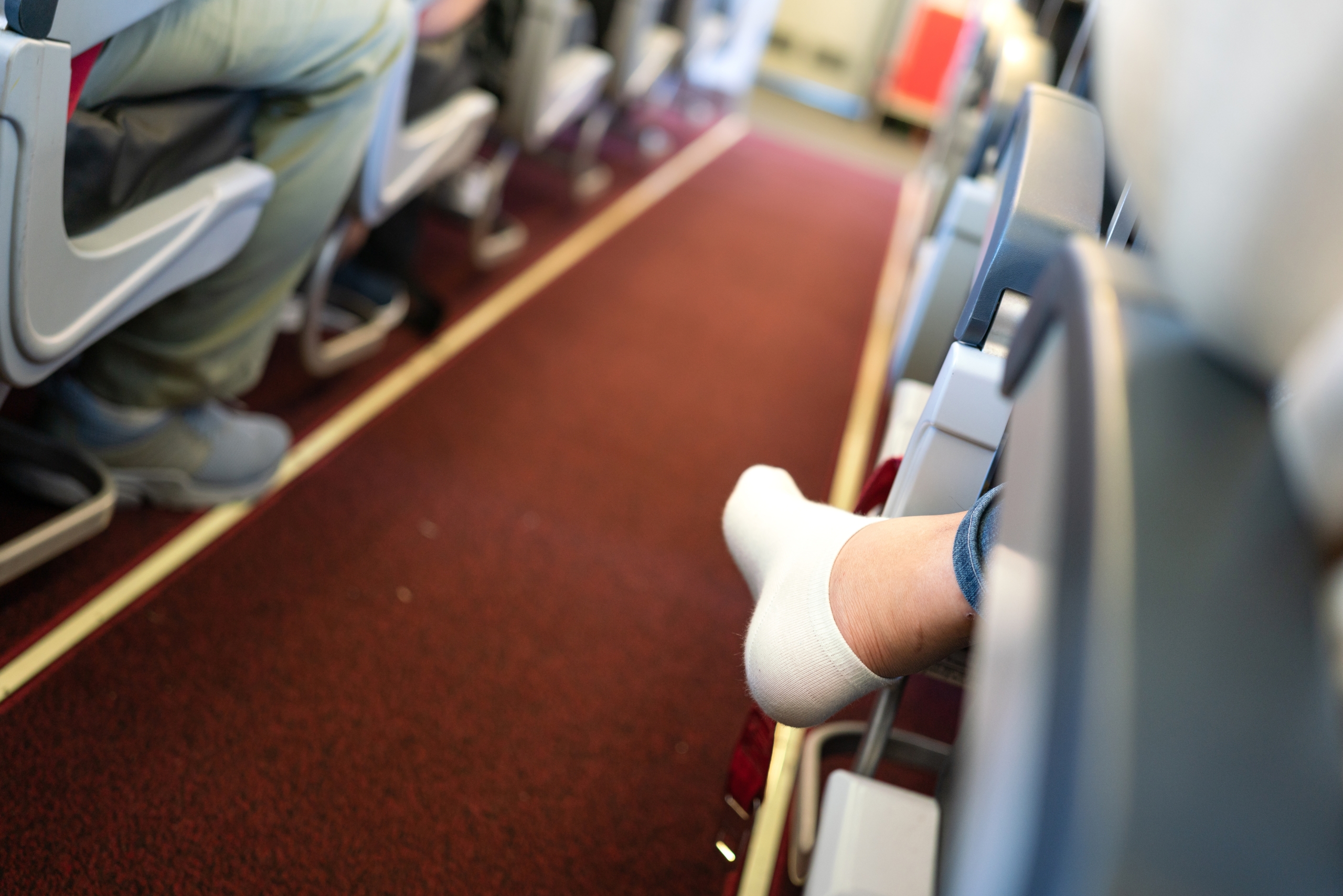 Không nên cởi giày khi ở trên phi cơ, nhất là trong thời gian phi cơ cất cánh và hạ cánh. (Ảnh: Shutterstock）