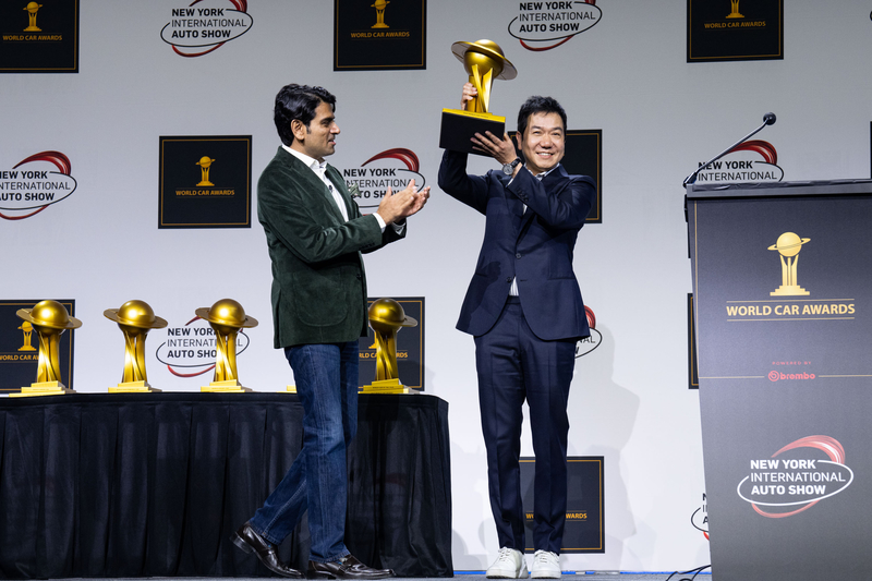 Giải thưởng Nhân vật Xe hơi Thế giới của Năm được trao cho ông SangYup Lee, Phó Chủ tịch Điều hành của Công ty xe hơi Hyundai (HMC) kiêm Giám đốc Trung tâm Thiết kế Toàn cầu của Hyundai và Genesis. Chiếc xe chiến thắng là Hyundai IONIQ 6! (Ảnh: Đới Binh / Epoch Times)