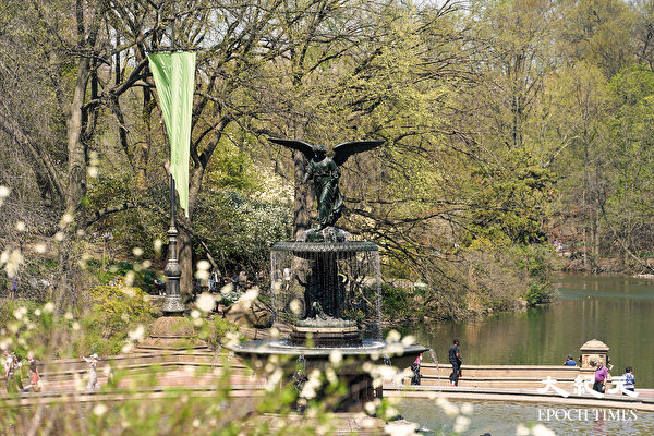 Sắc xuân dạt dào trong Công viên Trung tâm New York, cảnh gần đài phun nước Bethesda (Bethesda Fountain). (Ảnh: Tăng Liên/ Epoch Times)