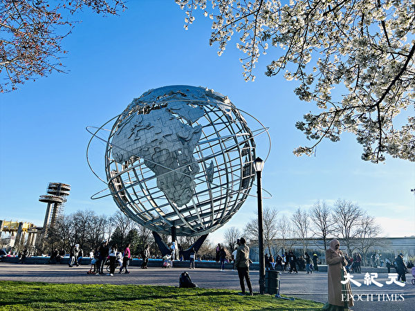 Khu vực gần quả địa cầu lớn trong Công viên Flushing Meadows Corona là một nơi lý tưởng để ngắm hoa anh đào nở sớm. (Ảnh: Tăng Liên/ Epoch Times)