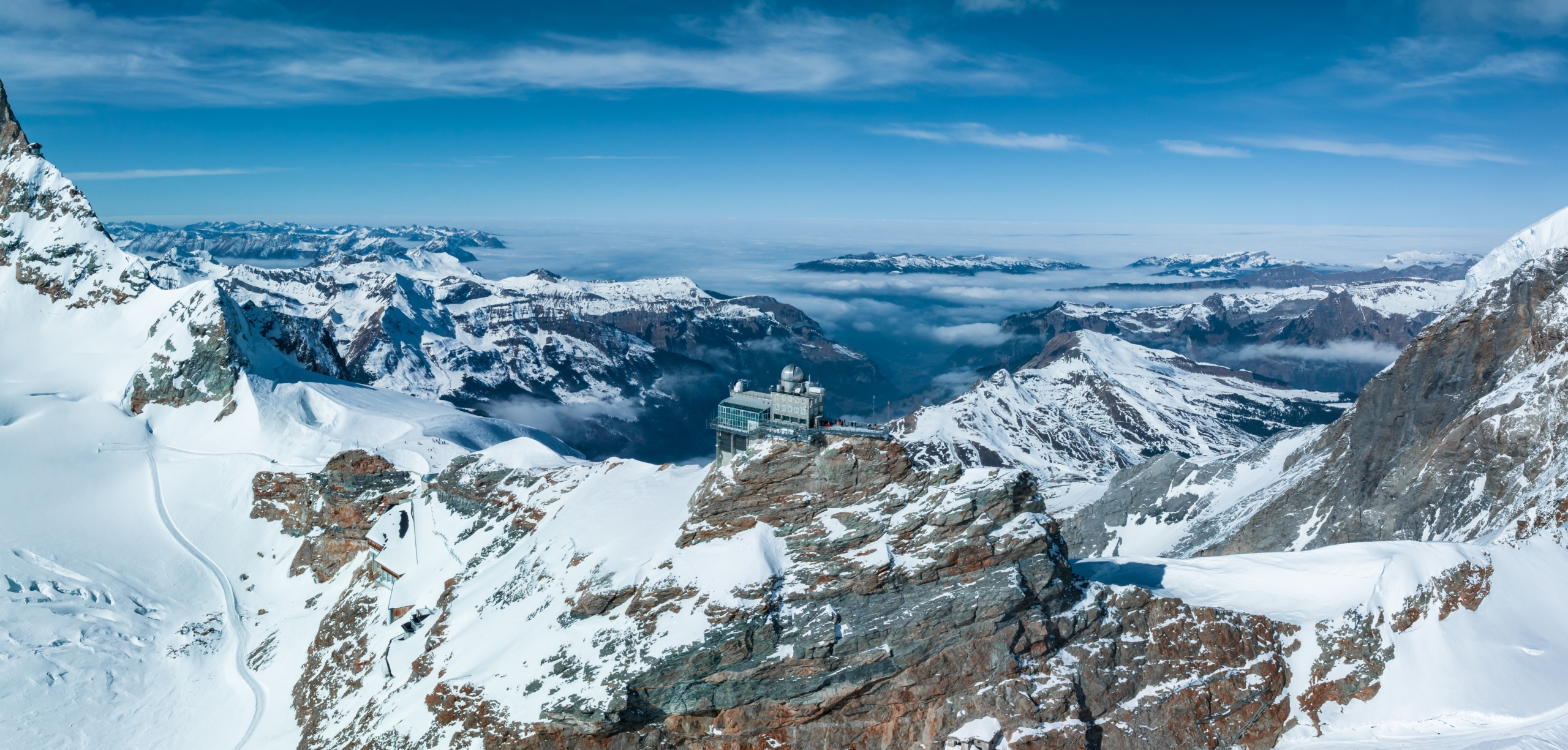 Ga Jungfraujoch được bao quanh bởi những ngọn núi. (Ảnh: Shutterstock)