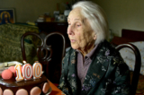 Những người trăm tuổi từ khắp nơi trên thế giới đã chia sẻ bí quyết trường thọ của mình. Ảnh chụp một cụ bà mừng sinh nhật lần thứ 100 của mình. (Ảnh: Shutterstock)