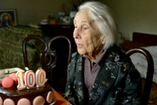Các cụ già trăm tuổi từ khắp nơi trên thế giới đã chia sẻ bí quyết trường thọ của mình. Ảnh chụp một cụ bà mừng sinh nhật lần thứ 100. (Ảnh: Shutterstock)
