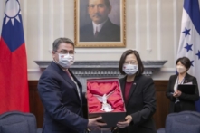 Tổng thống đương thời sắp mãn nhiệm của Honduras Juan Orlando Hernandez (Trái) trao đổi quà tặng với Tổng thống Đài Loan Thái Anh Văn trong một cuộc gặp mặt ở Đài Bắc, Đài Loan, vào ngày 13/11/2021. (Ảnh: Văn phòng Tổng thống Đài Loan qua AP)