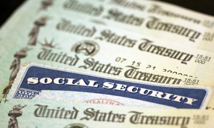 Thẻ An sinh Xã hội cạnh tấm chi phiếu từ Bộ Ngân khố Hoa Kỳ ở Hoa Thịnh Đốn, vào ngày 14/10/2021. (Ảnh: Kevin Dietsch/Getty Images)