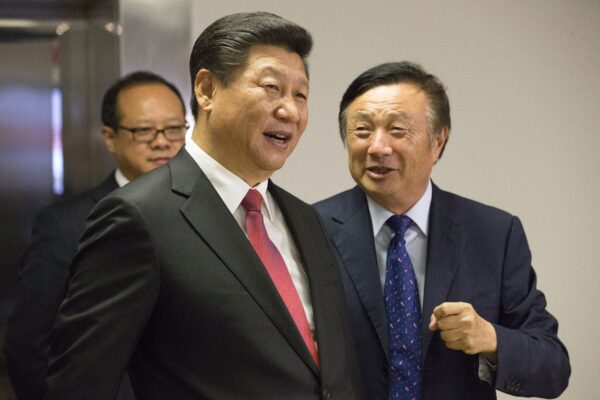 Chủ tịch Trung Quốc Tập Cận Bình (Trái) được Chủ tịch Nhậm Chính Phi dẫn đi thăm văn phòng của công ty công nghệ Trung Quốc Huawei tại London trong chuyến thăm cấp nhà nước của ông vào ngày 21/10/2015. (Ảnh: Matthew Lloyd/AFP qua Getty Images)