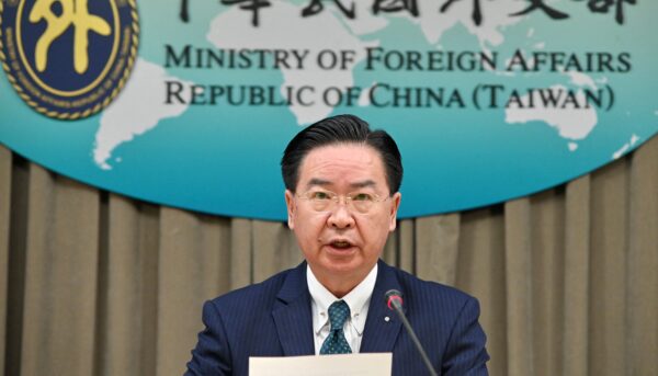 Bộ trưởng Ngoại giao Đài Loan Ngô Chiêu Tiếp (Joseph Wu) nói chuyện trong một cuộc họp báo ở Đài Bắc, Đài Loan, hôm 26/03/2023. (Ảnh: Sam Yeh/AFP qua Getty Images)