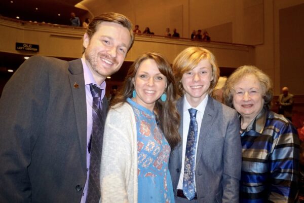 Ông Noah và bà Nicole Stratton cùng mẹ vợ, bà Sheryn Chavers, thưởng thức Nghệ thuật Biểu diễn Shen Yun tại Nhà hát Tưởng niệm Spartanburg, ở South Carolina hôm 26/03/2023. (Ảnh: Yawen Hung/The Epoch Times)