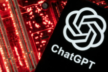 Một chiếc điện thoại thông minh với logo ChatGPT hiển thị trên màn hình được đặt trên bo mạch chủ máy tính trong bức ảnh minh họa được chụp hôm 23/02/2023. (Ảnh: Dado Ruvic/Reuters)