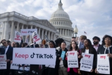 Người dân tụ tập để họp báo phản đối lệnh cấm TikTok tại Điện Capitol ở Hoa Thịnh Đốn hôm 22/03/2023. (Ảnh: Brendan Smialowski/AFP qua Getty Images)