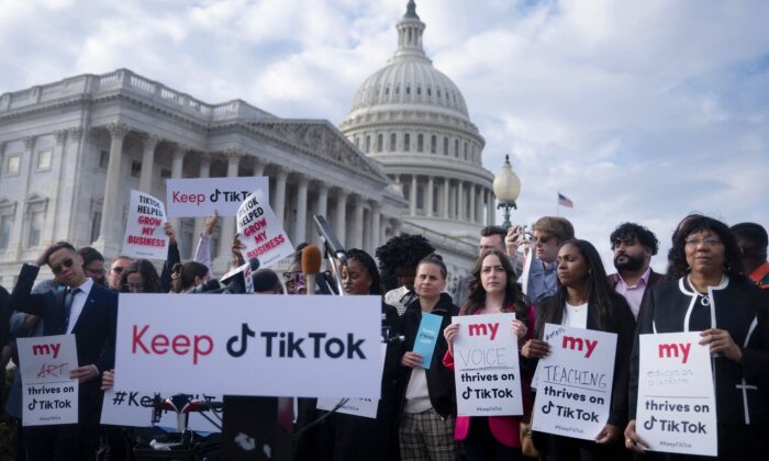 Người dân tụ tập để họp báo phản đối lệnh cấm TikTok tại Điện Capitol ở Hoa Thịnh Đốn hôm 22/03/2023. (Ảnh: Brendan Smialowski/AFP qua Getty Images)