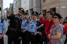 Cảnh sát bán quân sự Ý và công an Trung Quốc tuần tra chung, cùng hai du khách Trung Quốc ở trung tâm Milan, vào ngày 01/06/2018. Các cuộc tuần tra chung giữa cảnh sát bán quân sự Ý và công an Trung Quốc chủ yếu được thực hiện ở Rome, Milan, Venice, và Prato. (Ảnh: Emanuele Cremaschi/Getty Images)