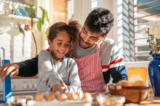 Theo đầu bếp Jeremy Rock Smith, dạy trẻ em nấu ăn chính là dạy các kỹ năng sống. (Ảnh: bbernard/Shutterstock)