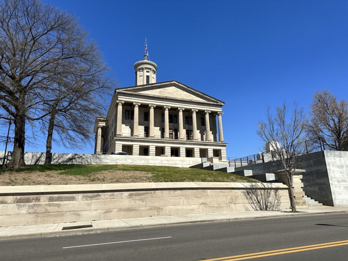 Lá cờ trên đỉnh Tòa nhà Quốc hội Tiểu bang Tennessee ở Nashville đã rủ xuống hôm 19/04. (Ảnh: Chase Smith/The Epoch Times)