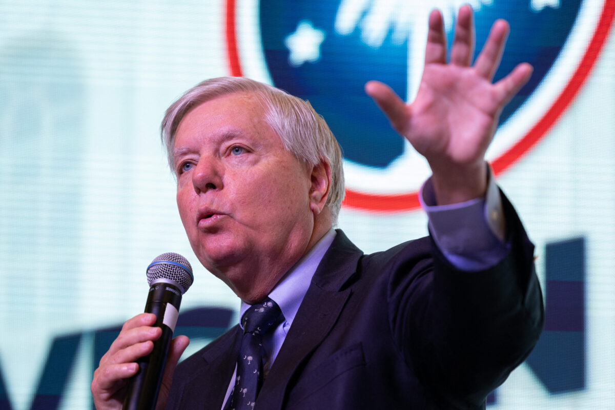 Thượng nghị sĩ Lindsey Graham (Cộng Hòa-South Carolina) trình bày trong Diễn đàn Bảo tồn truyền thống Quốc gia Tầm nhìn 2024 tại Trung tâm Hội nghị Khu vực Charleston ở Charleston, South Carolina, hôm 18/03/2023. (Ảnh: Logan Cyrus/AFP qua Getty Images)