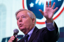 Thượng nghị sĩ Lindsey Graham (Cộng Hòa-South Carolina) trình bày tại Diễn đàn Tầm nhìn Bảo tồn truyền thống Quốc gia năm 2024 tại Trung tâm Hội nghị Khu vực Charleston ở Charleston, South Carolina, hôm 18/03/2023. (Ảnh: Logan Cyrus/AFP qua Getty Images)