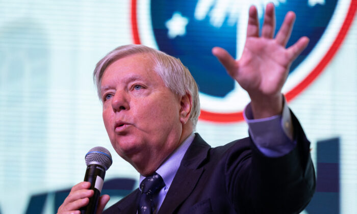 Thượng nghị sĩ Lindsey Graham (Cộng Hòa-South Carolina) trình bày tại Diễn đàn Tầm nhìn Bảo tồn truyền thống Quốc gia năm 2024 tại Trung tâm Hội nghị Khu vực Charleston ở Charleston, South Carolina, hôm 18/03/2023. (Ảnh: Logan Cyrus/AFP qua Getty Images)