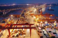 Bức ảnh chụp từ trên không này cho thấy các container vận chuyển xếp chồng lên nhau tại cảng Túc Thiên ở tỉnh Giang Tô phía đông Trung Quốc hôm 26/03/2023. (Ảnh: STR/AFP qua Getty Images)