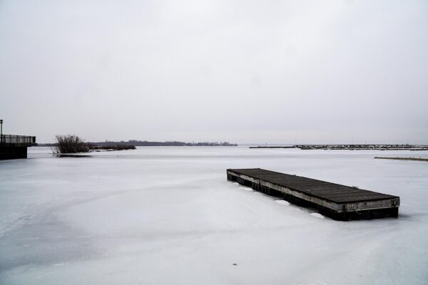 Hồ Champlain ở New York vẫn đóng băng hôm 23/03/2023. (Ảnh: Allan Stein/The Epoch Times)