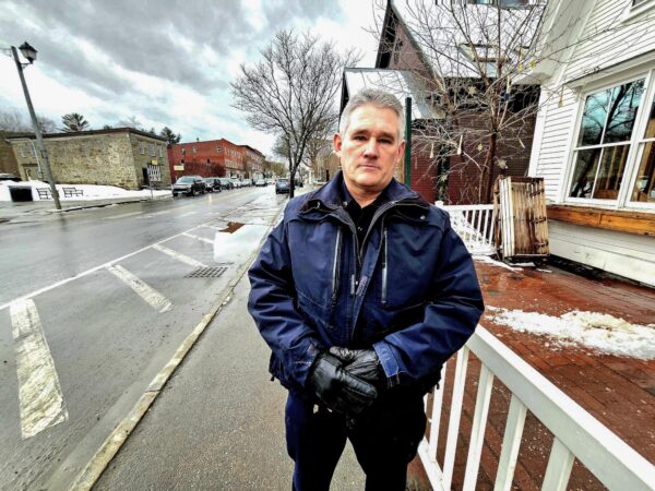 Cảnh sát trưởng Robbie Blish của thị trấn Woodstock, tiểu bang Vermont, đứng bên ngoài một cơ sở kinh doanh ở địa phương hôm 24/03/2023. (Ảnh: Allan Stein/The Epoch Times)