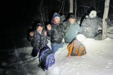 Các nhân viên Lực lượng Tuần tra Biên giới Hoa Kỳ của Khu vực Swanton ở biên giới Hoa Kỳ-Canada bắt giữ những người di cư bất hợp pháp. (Ảnh: Lực lượng Tuần tra Biên giới Hoa Kỳ)