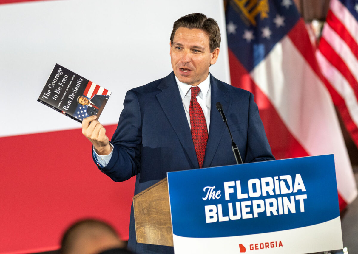 Thống đốc Florida Ron DeSantis quảng bá cuốn sách của mình trong một bài diễn văn giới thiệu cuốn sách ở Smyrna, Georgia hôm 30/03/2023. (Ảnh: Phil Mistry/The Epoch Times)