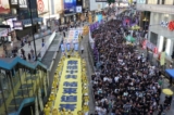 Một thông điệp có nội dung “Chấm dứt Trung Cộng” (End CCP) trên một biểu ngữ diễn hành ở Hồng Kông vào ngày 01/07/2019. (Ảnh: Sung Pi-Lung/The Epoch Times)